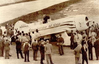 El avión de Sarabia en el Floyd Bennet Field de Nueva York justo después de romper su récord.